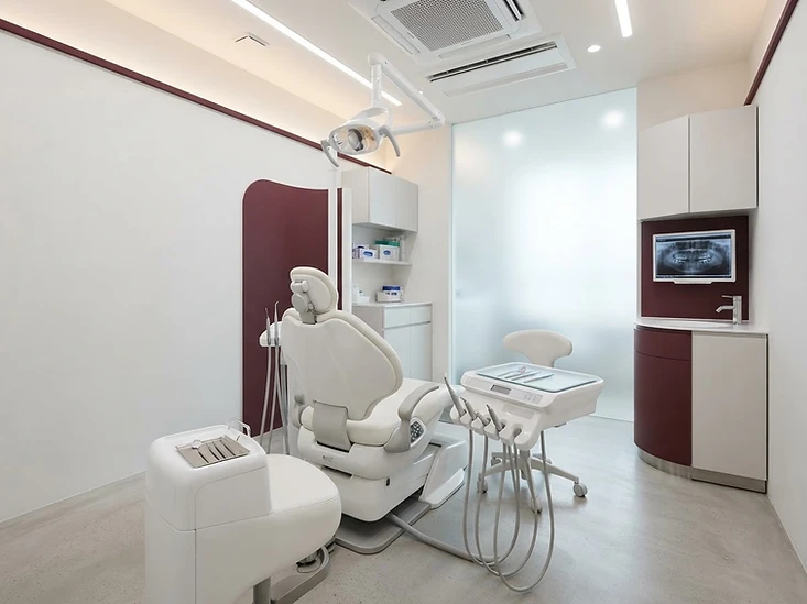 Sala de tratamento odontológico moderno na Click Odonto