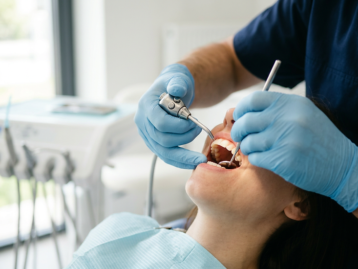 Detalhe de cuidado odontológico na Click Odonto